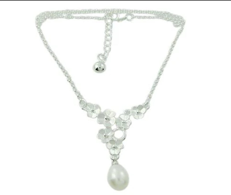 Flower And Pearl Necklace