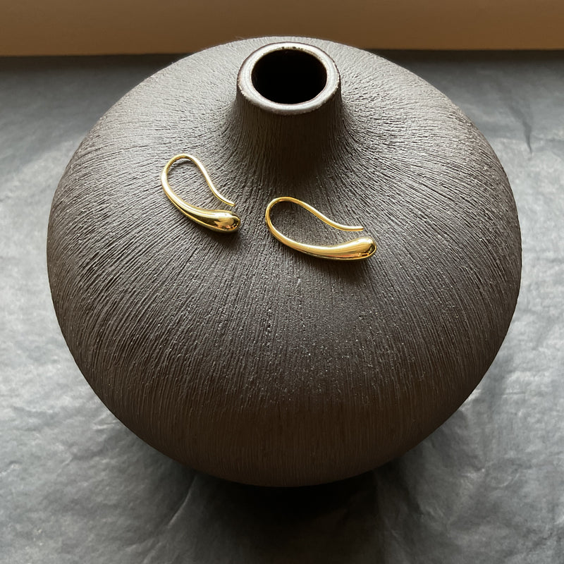 Gold organic smooth drop earrings