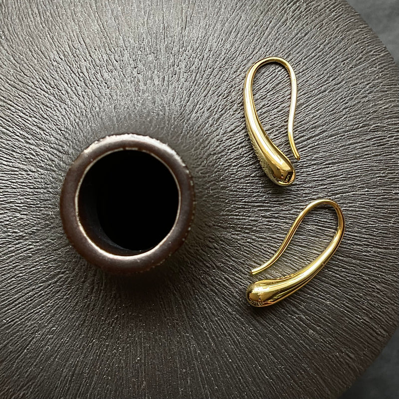 Gold organic smooth drop earrings