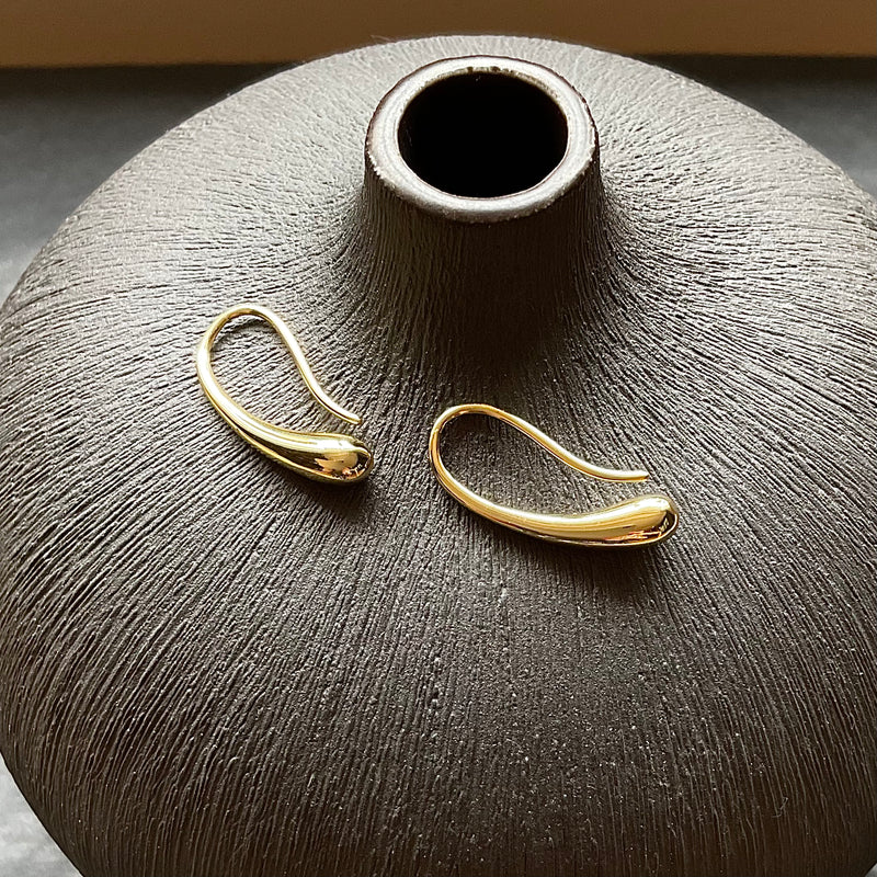Gold organic smooth drop earrings