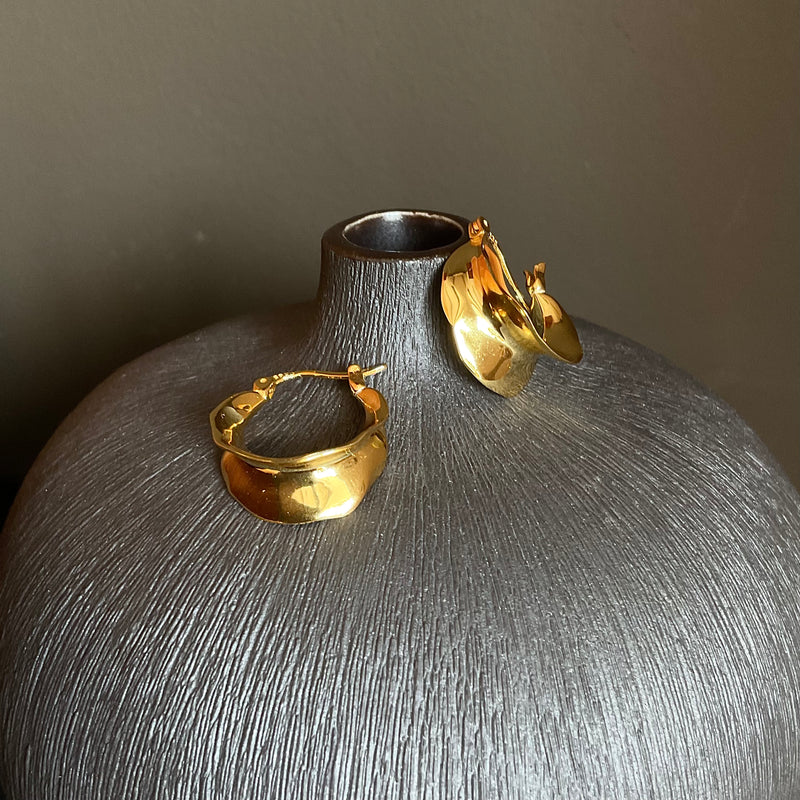 Shiny organic gold earrings