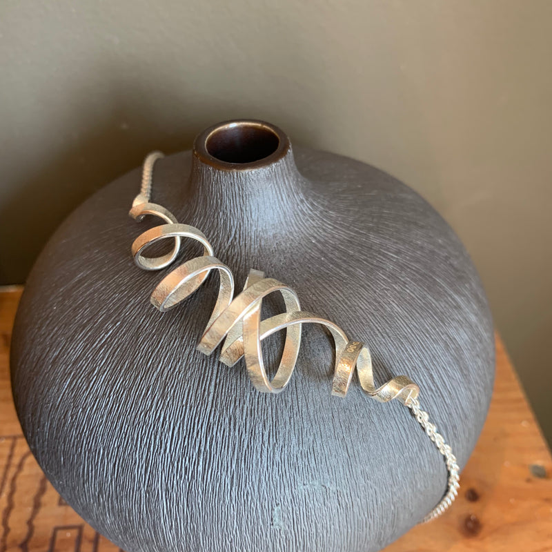 Large Spiral Spin Necklace on Trace Chain