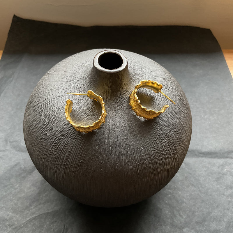 Crinkle gold hoop earrings